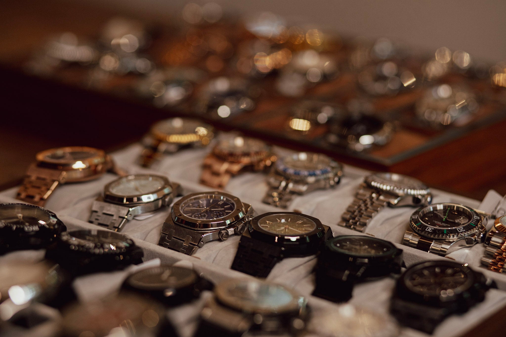 Cargar video: The heart of Kingdom Watch company creating custom timepieces and seiko mods