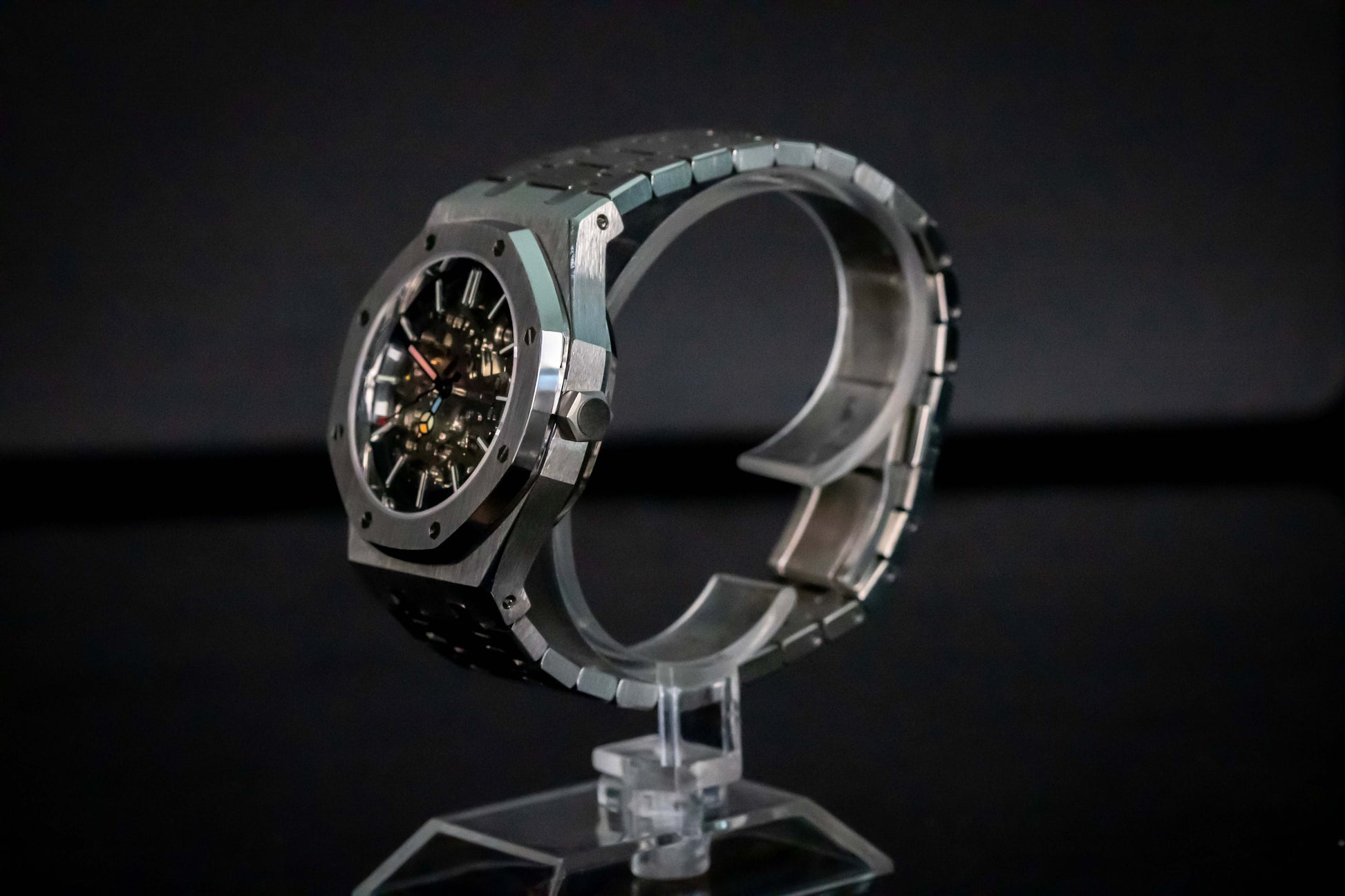 Angled shot of Seiko Mod Oak Skeleton Silver highlighting open-heart design and brushed finish