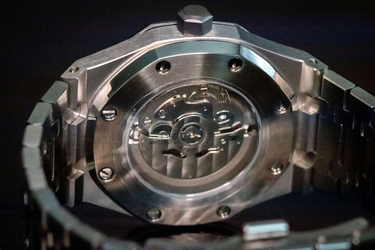 Transparent case back of Seiko Mod Oak Skeleton Silver revealing automatic movement