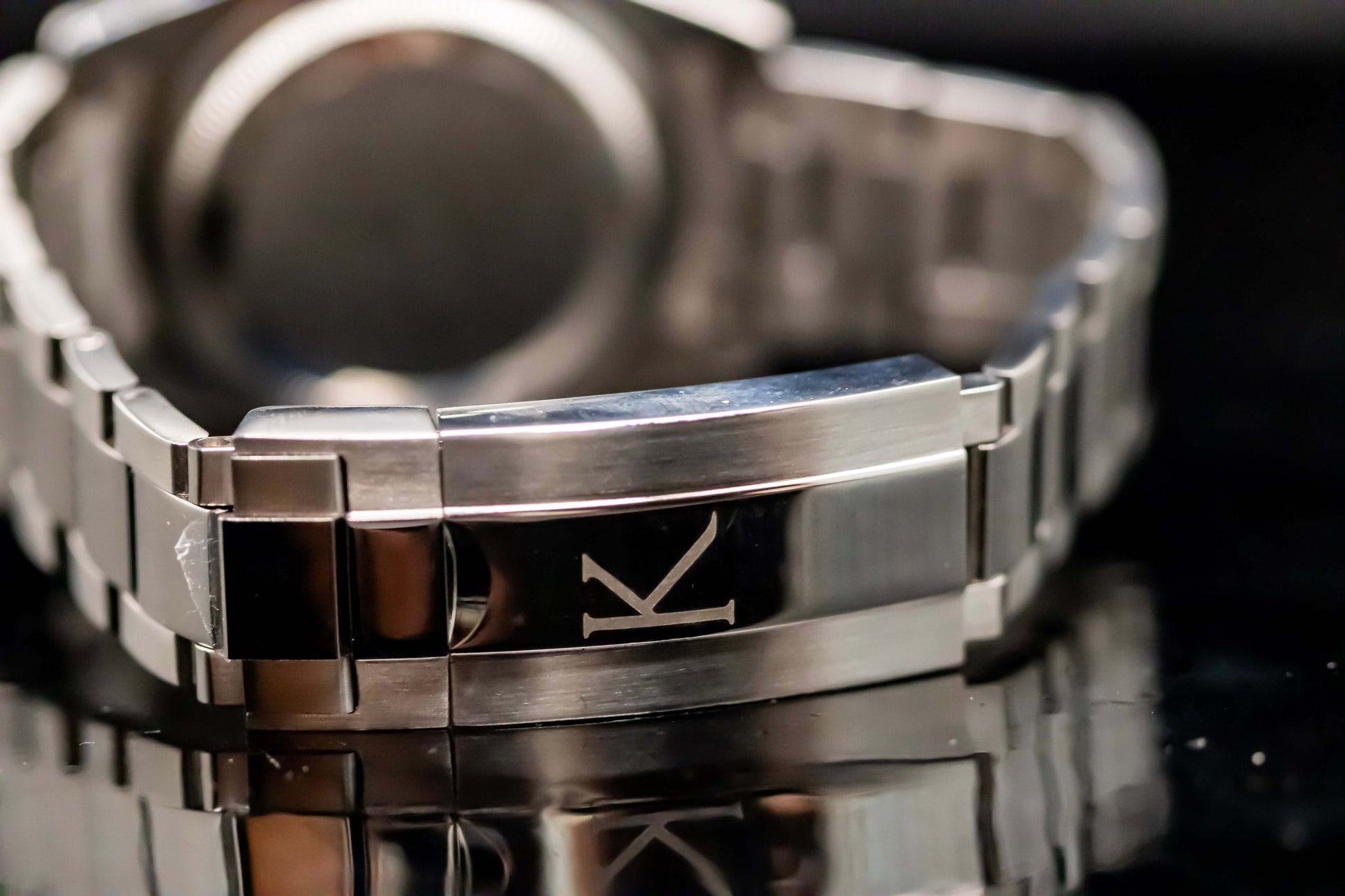 Close-up of the stainless steel bracelet of the KWC Big Eye Chrono watch, showcasing the elegant clasp design.