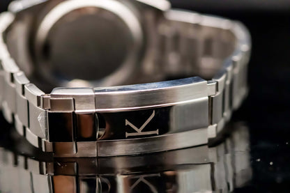 Close-up of the stainless steel bracelet of the KWC Big Eye Chrono watch, showcasing the elegant clasp design.