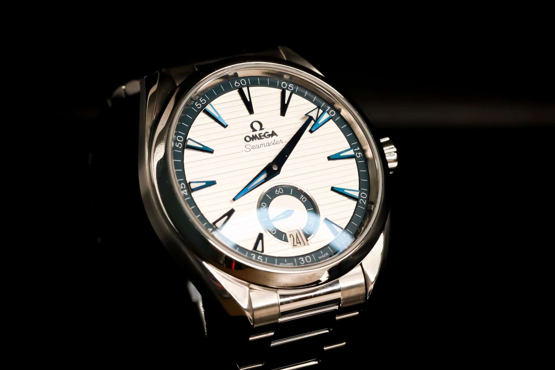 Omega Seamaster Aqua Terra 41mm Silver Dial – Ref. 220.10.41.21.02.004 displayed with a stainless steel case and blue accents.