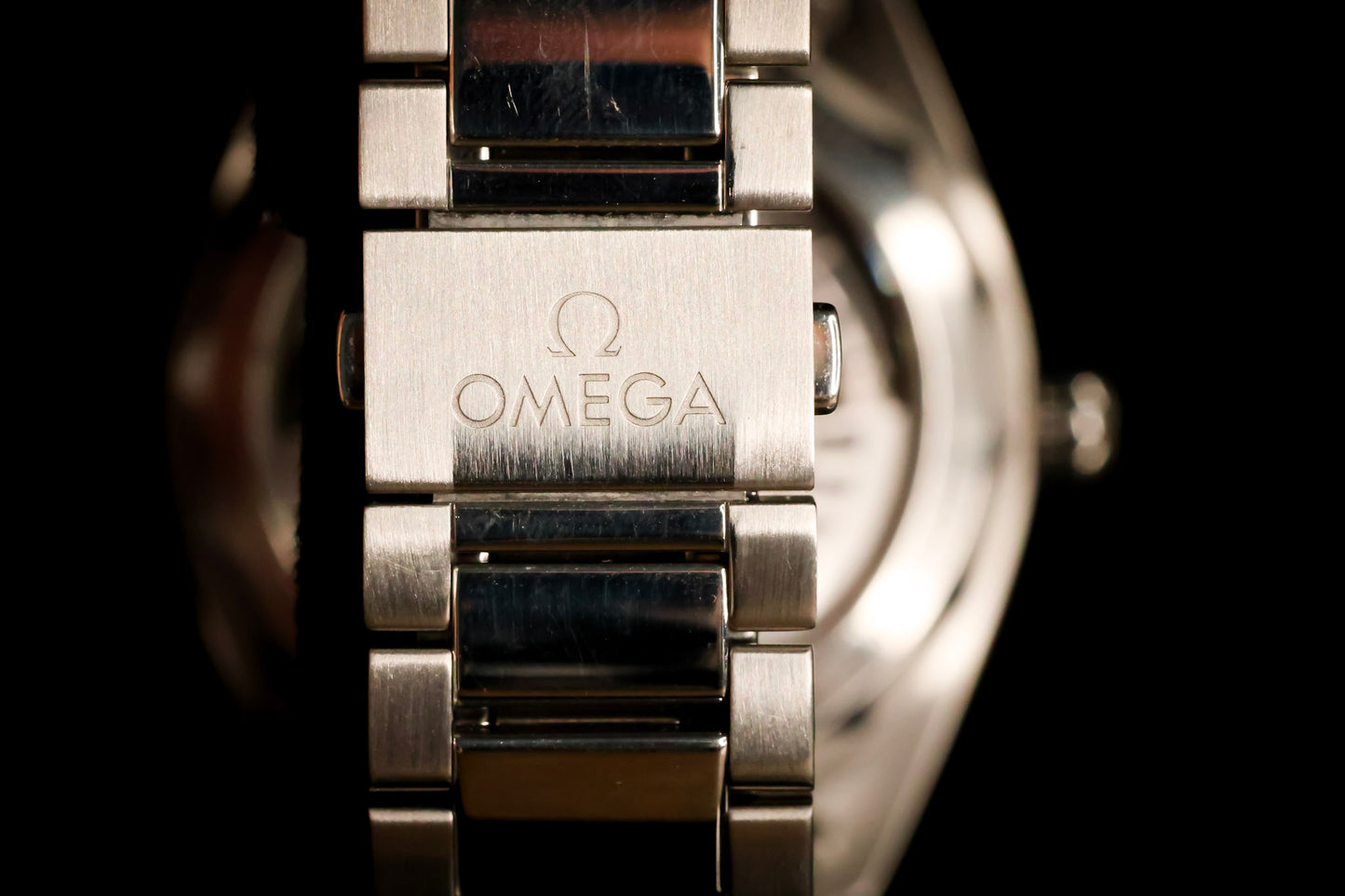 Omega Seamaster Aqua Terra 41mm Silver Dial – Ref. 220.10.41.21.02.004
Complete with Box & Papers