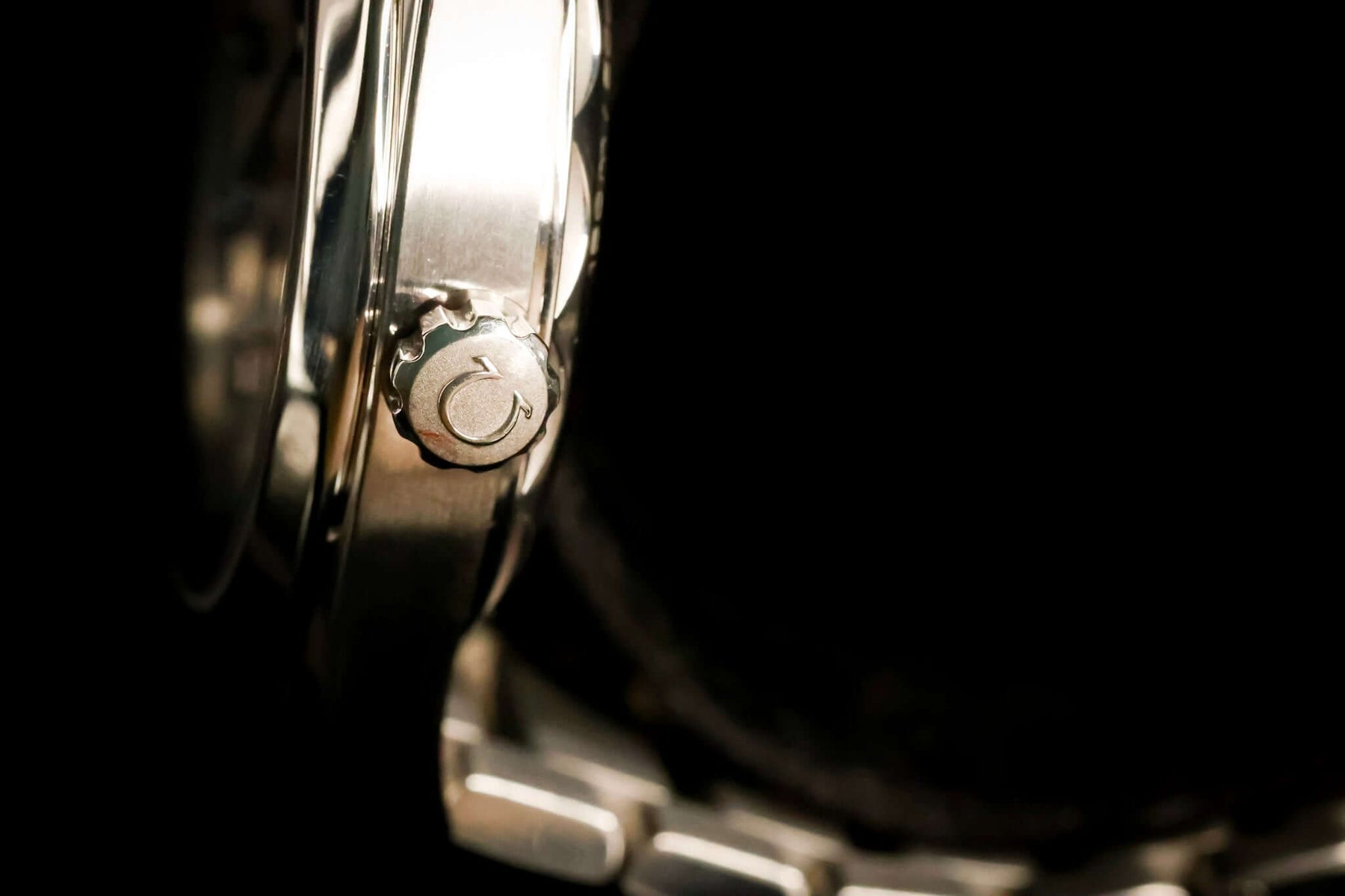 Omega Seamaster Aqua Terra 41mm Silver Dial – Ref. 220.10.41.21.02.004 close-up of crown and bracelet detail