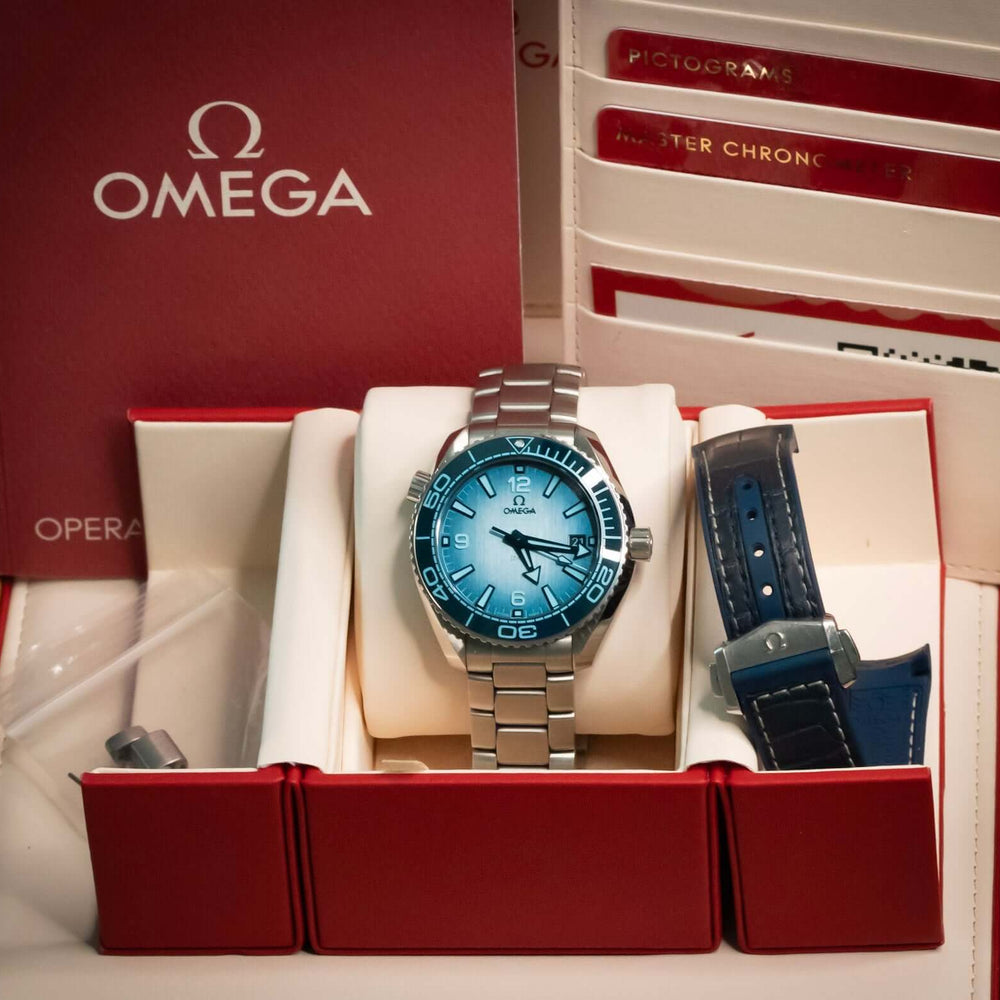 OMEGA Seamaster Planet Ocean 600M 39.5mm Blue Dial Ref. 215.30.40.20.03.002 – Full Set displayed with packaging and accessories.