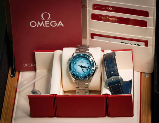 OMEGA Seamaster Planet Ocean 600M 39.5mm Blue Dial Ref. 215.30.40.20.03.002 – Full Set displayed with packaging and accessories.