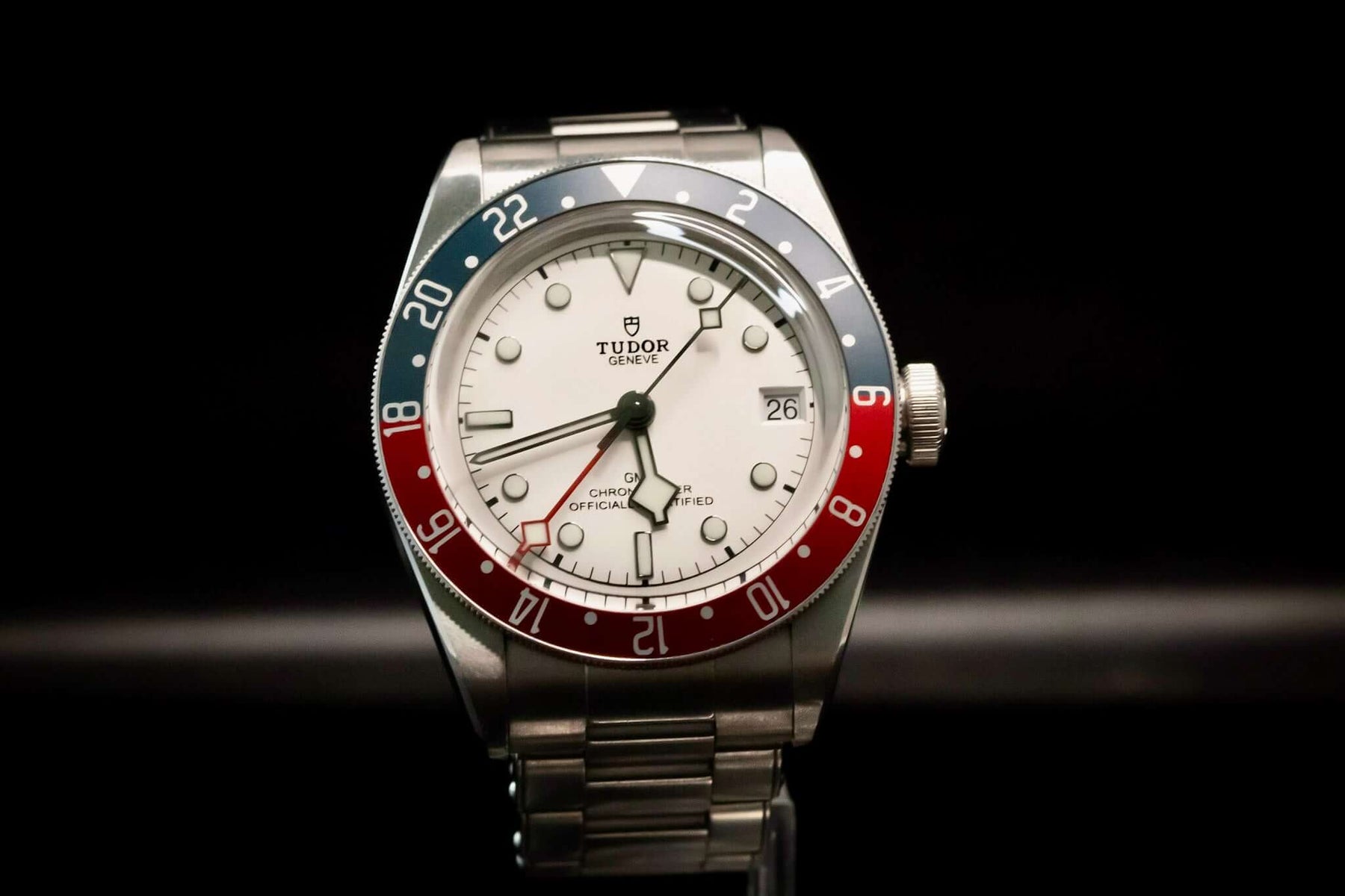 TUDOR Black Bay GMT “Pepsi” – White Opaline Dial – Ref. M79830RB-0010 – Full Set displayed with stainless steel bracelet.