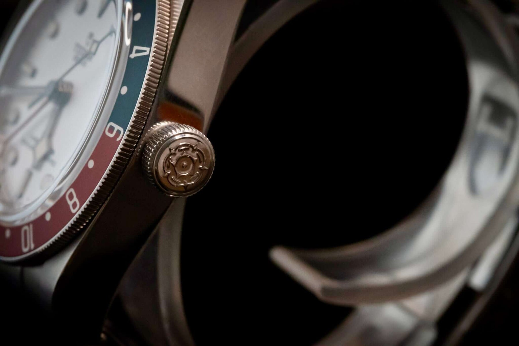 TUDOR Black Bay GMT “Pepsi” – White Opaline Dial – Ref. M79830RB-0010 – Full Set close-up of the case and crown
