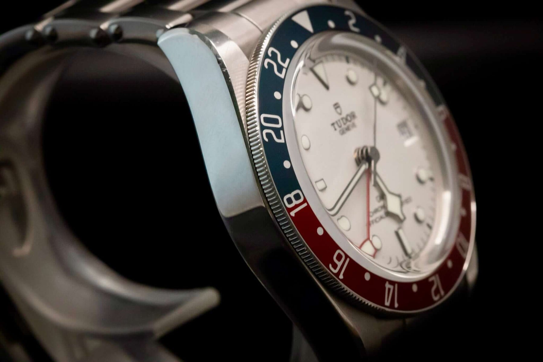 TUDOR Black Bay GMT “Pepsi” – White Opaline Dial – Ref. M79830RB-0010 – Full Set side view with red and blue bezel