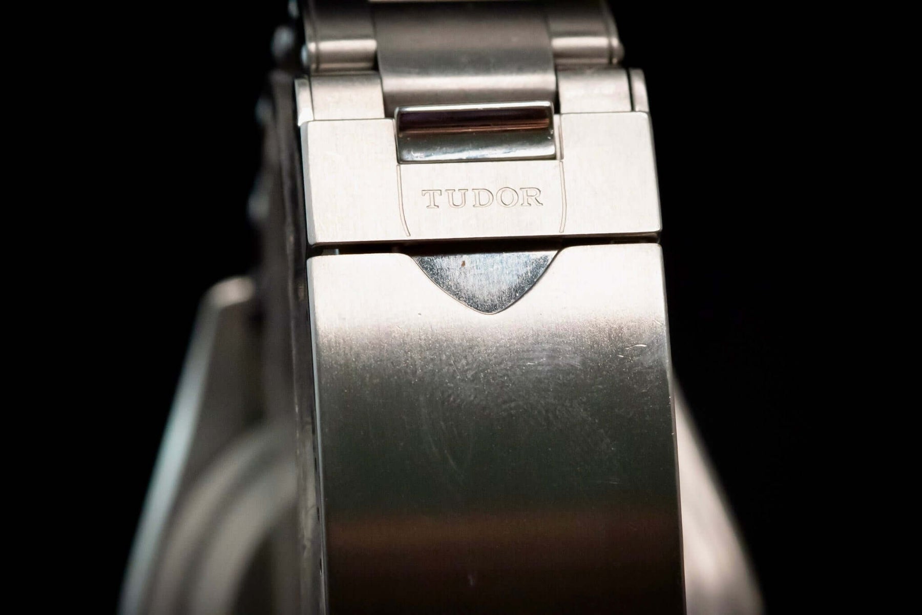 TUDOR Black Bay GMT “Pepsi” – White Opaline Dial – Ref. M79830RB-0010 – Full Set watch case close-up.