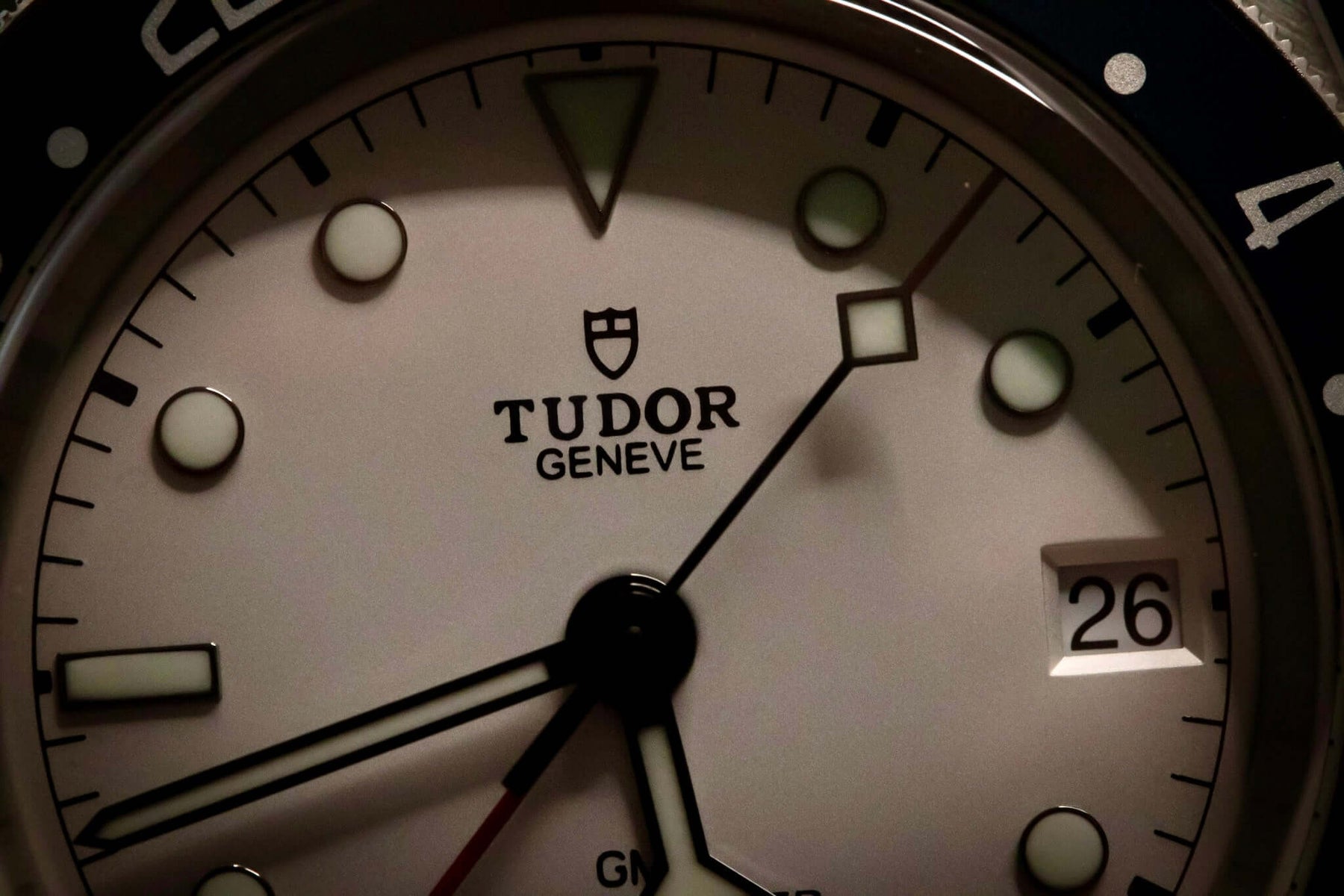 TUDOR Black Bay GMT “Pepsi” – White Opaline Dial – Ref. M79830RB-0010 – Full Set close-up of dial
